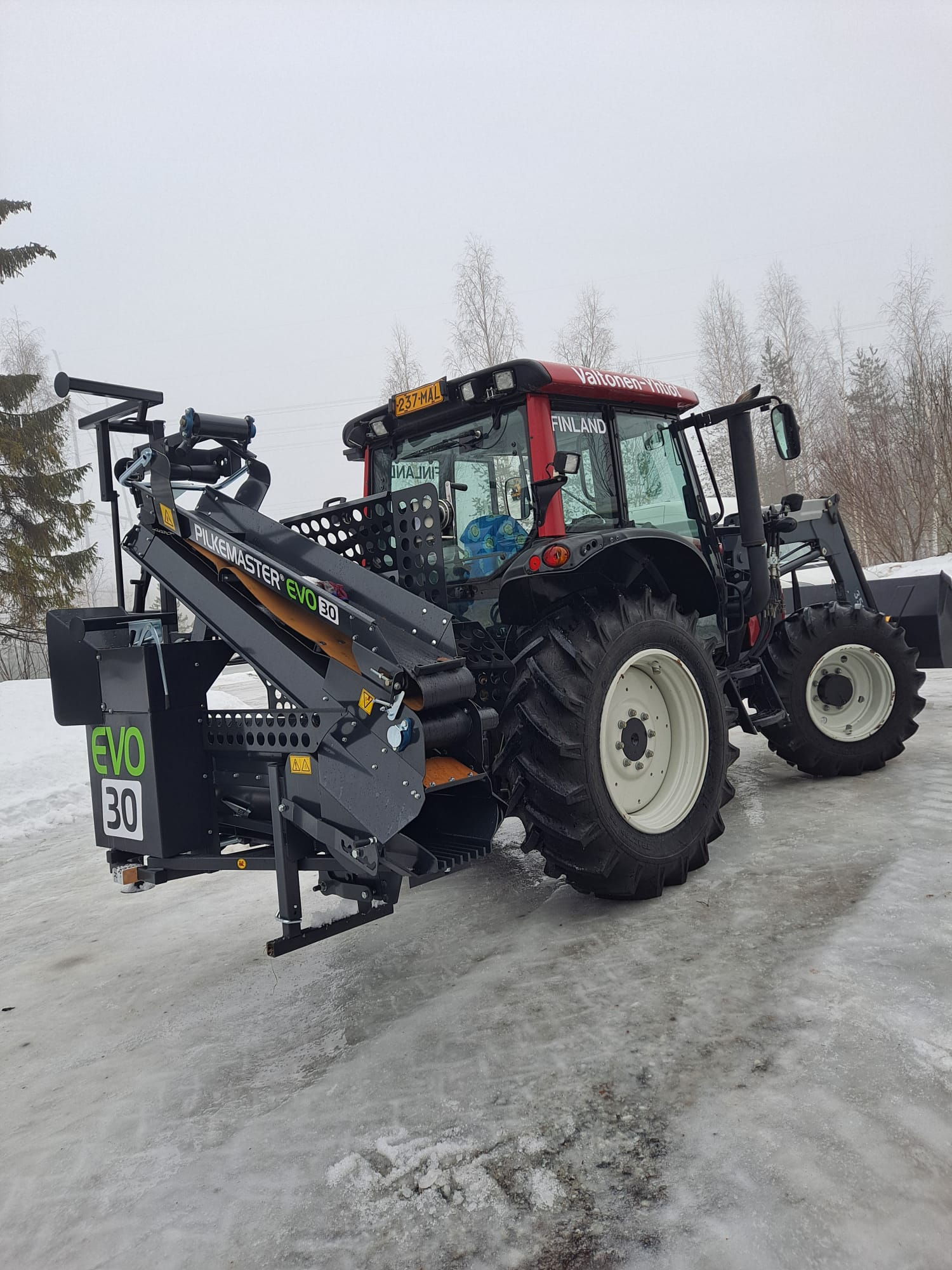 Pilkemasterin Evo30 koneella saadaan tehty&auml; suoraan s&auml;kkiin tai vaikka per&auml;vaunuun pilkkeet. 
